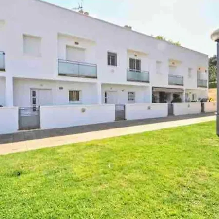 Wonderful Townhouse On Sa Boadella Beach Дом отдыха *